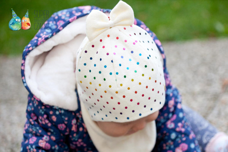
                    BROEL Blair czapka niemowlęca dla dziewczynki tęczowe kropki kokarda ecru
                